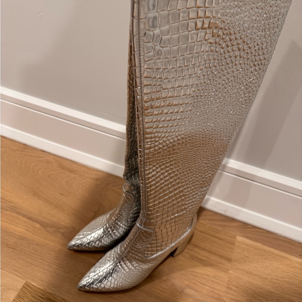 Marc Fisher Silver Snakeskin Knee-High Boots – Size 6
🔥🔥🔥 festival vibes - Picture 4 of 13
